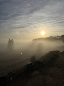 Lever de soleil sur les coteaux brumeux de Fronsac en Gironde