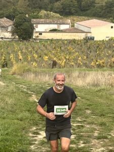 Participant au Trail des Coteaux de Fronsac dans les paysages du Fronsadais